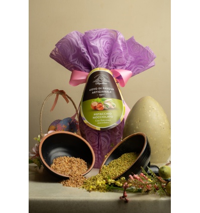 Uovo di Pasqua al pistacchio con nocciole